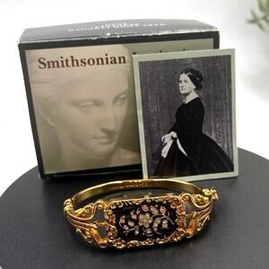 Avon Smithsonian Institution Vintage Mary Todd Lincoln Black Enamel Bracelet Box